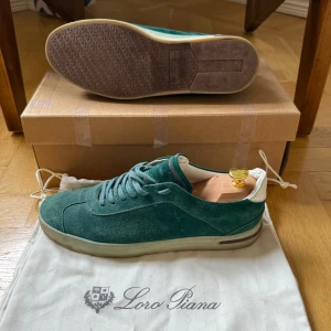 Loro Piana Gröna mockasneakers  | Loro Piana skor - Snygga gröna sneakers från Loro Piana i mjuk mocka. Passar storlek 41 och kommer med dustbags och box. Modellen heter 70s Walk men är nu ersatt av Tennis Walk.