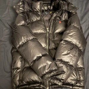 Svart pufferjacka Polo Ralph Lauren - Svart pufferjacka från Polo Ralph Lauren  skriv i dm för frågor  änvänd 4 gånger !
