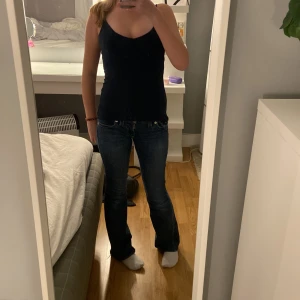 Mörkblått linnetopp från 157, stl S - Mörkblått, stilren linnetopp från 157 med smala axelband och v-ringad hals. Toppen är i mjuk bomull med lite stretch.