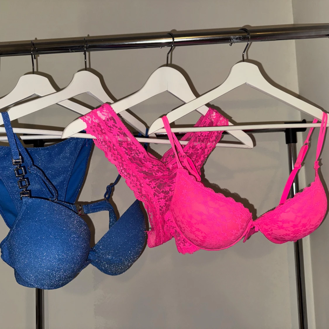 Glittrig blå bikini och rosa spetskorsett