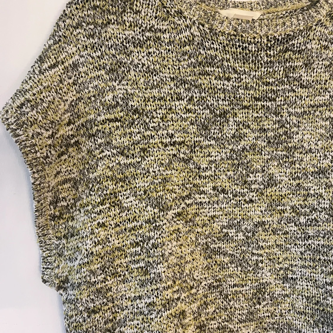 Stickad kortärmad tröja i ljus grön och grå nyanser - 1