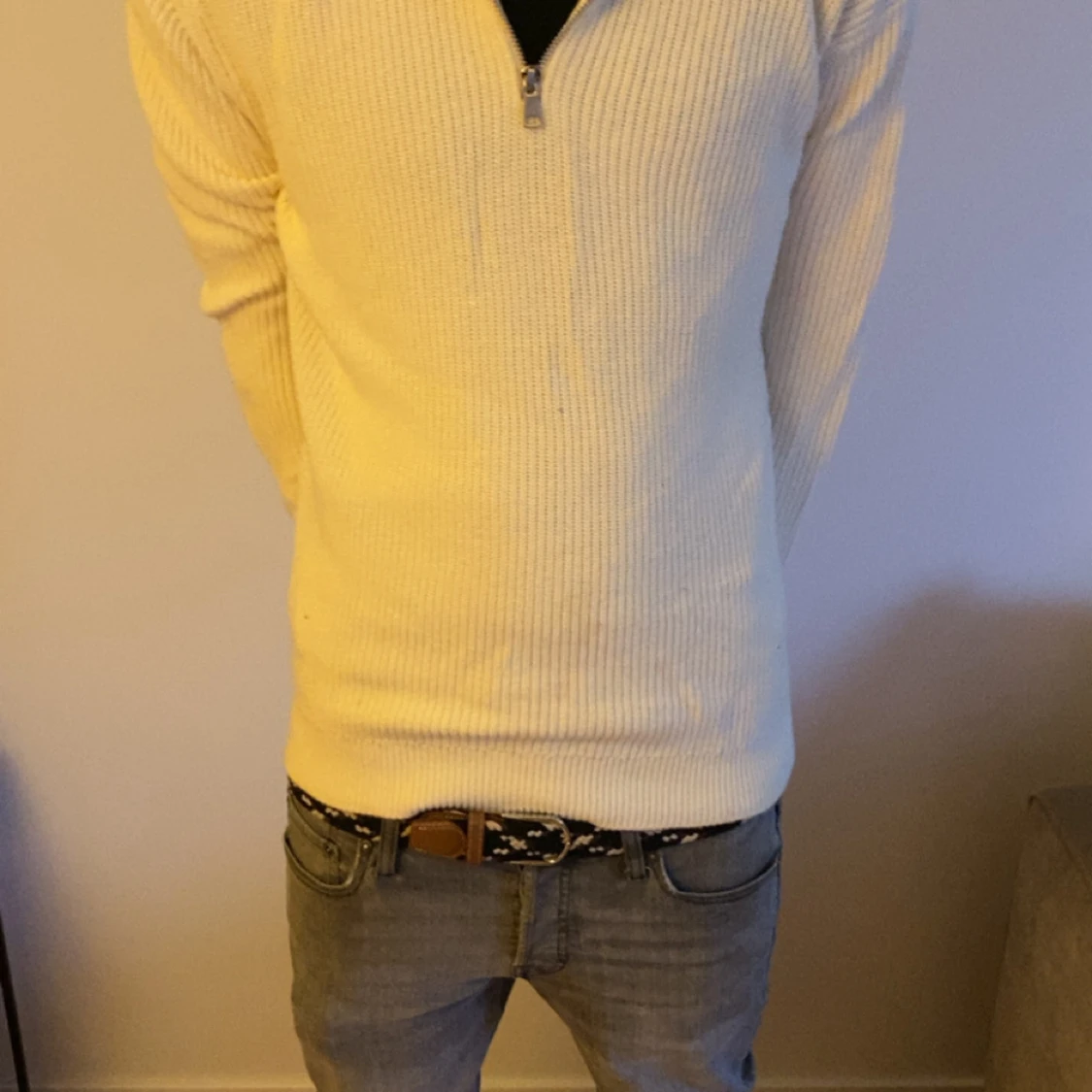 Vit stickad tröja med half zip East West