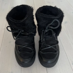 Svarta inuikii vinterskor  - Inuikii skor i fint skick. Några fransar som gått av (se sista bilden). Pälsen är som ny! 