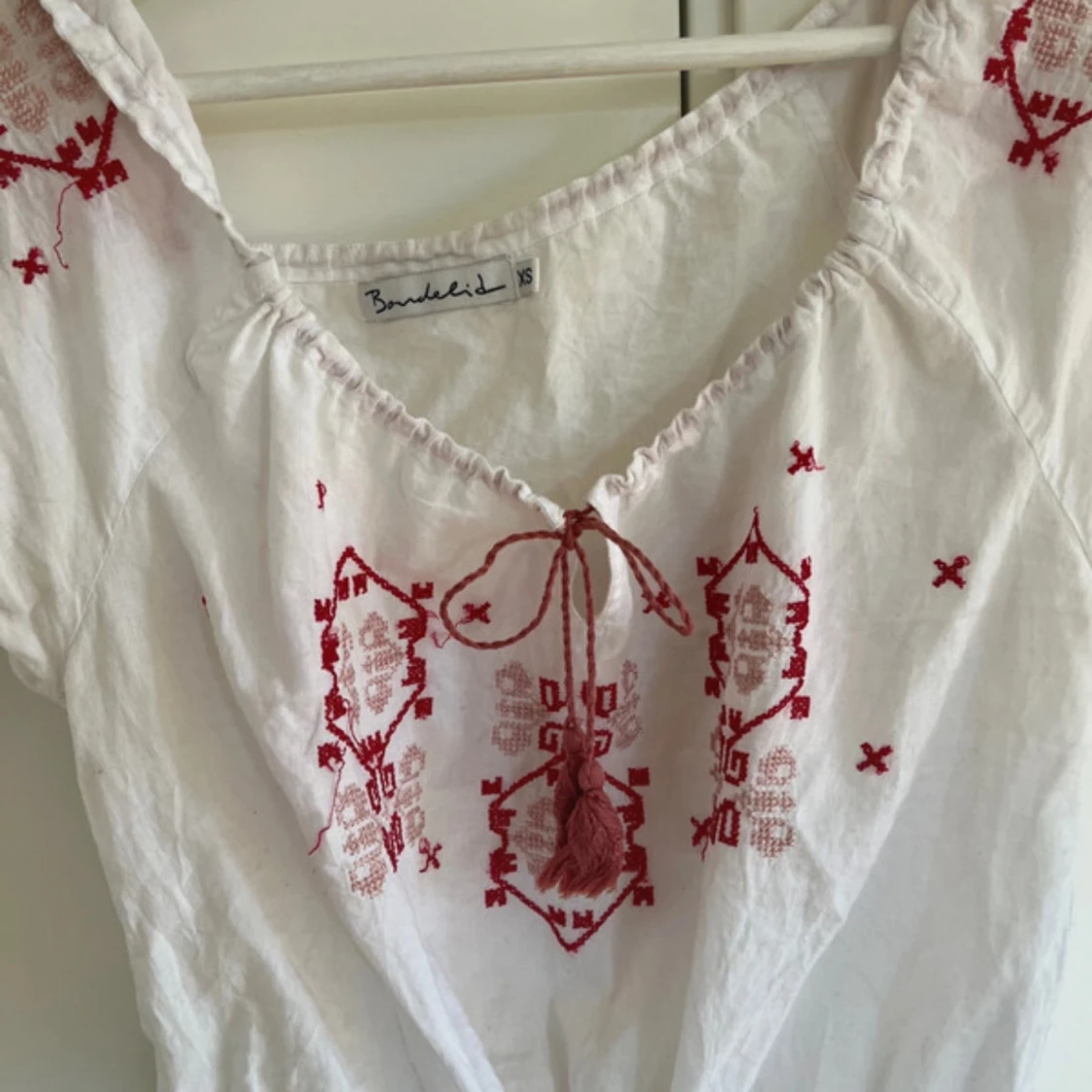 Vit blus med fina detaljer - 1