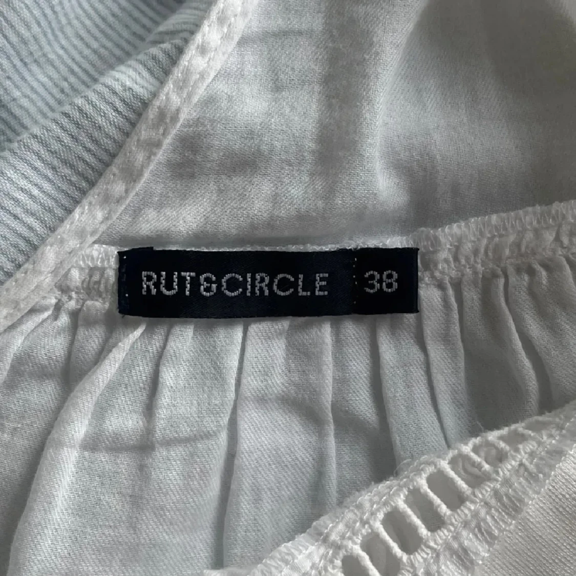 Vit blus med beoderier  - 3