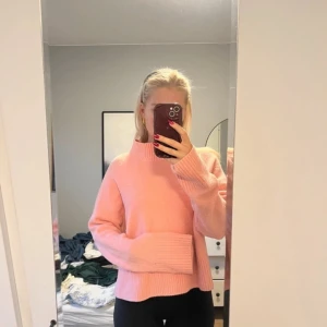 & Other Stories tröja - Jättefin stickad rosa tröja från & Other Stories!💗 I strl L men skulle säga att den passar som M, lite nopprig och lappen sitter löst men annars inga defekter💖