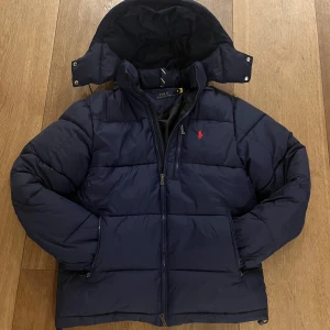 Ralph Lauren jacka - I nytt skick. Storlek S men passar även M. Fraktar snabbt✅