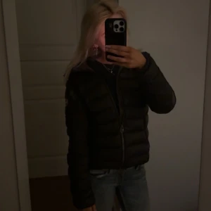 Svart dunjacka från Colmar - Säljer en svart dunjacka från colmar. Perfekt nu inför vintern, storlek xs