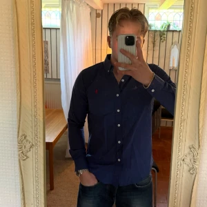 Ralph Lauren - Mörkblå Skjorta - Fin Ralph Lauren Skjorta i bomull💸 Perfekt julklapp/ födelsedagspresent, för skolan/ jobbet eller andra sammanhang!   Storlek M, SlimFit Passar S också  Helt ny med tags, inga defekter och aldrig blivit tvättat i tvättmaskin. Bara att skicka dm om det finns några frågor📩