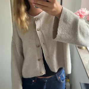 Beige kofta  - Snygg kofta, dock är den lite nopprig!! Hoppas den kommer till användning hos någon annan💕💕