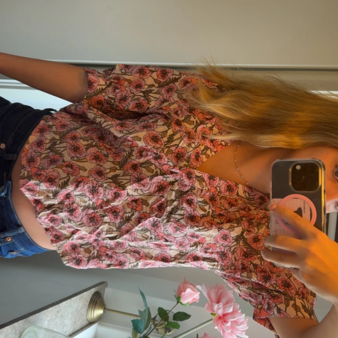 Blommig v-ringad blus i rosa - 1