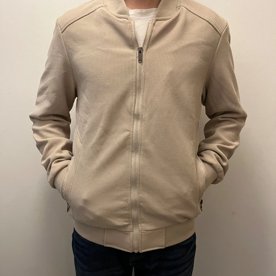 Beige bomberjacka med dragkedja