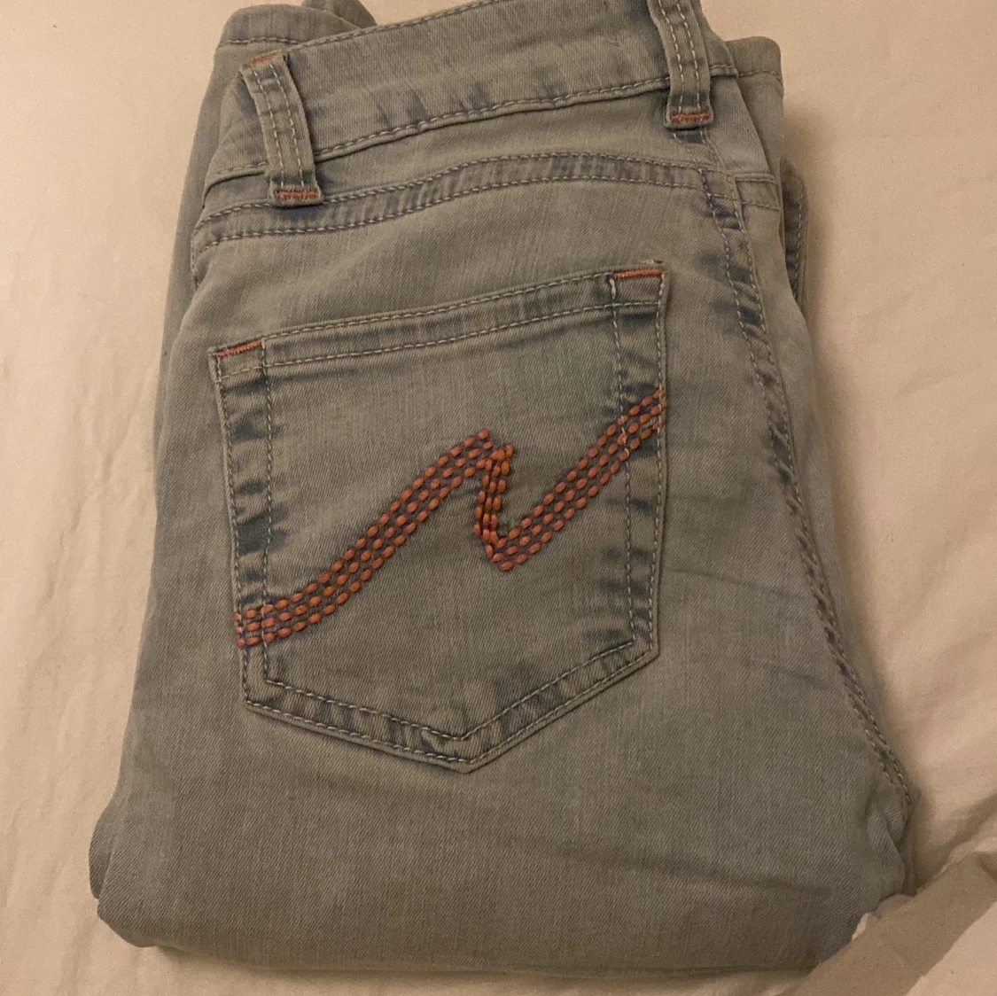 Ljusblå jeans från Nelly med slitning