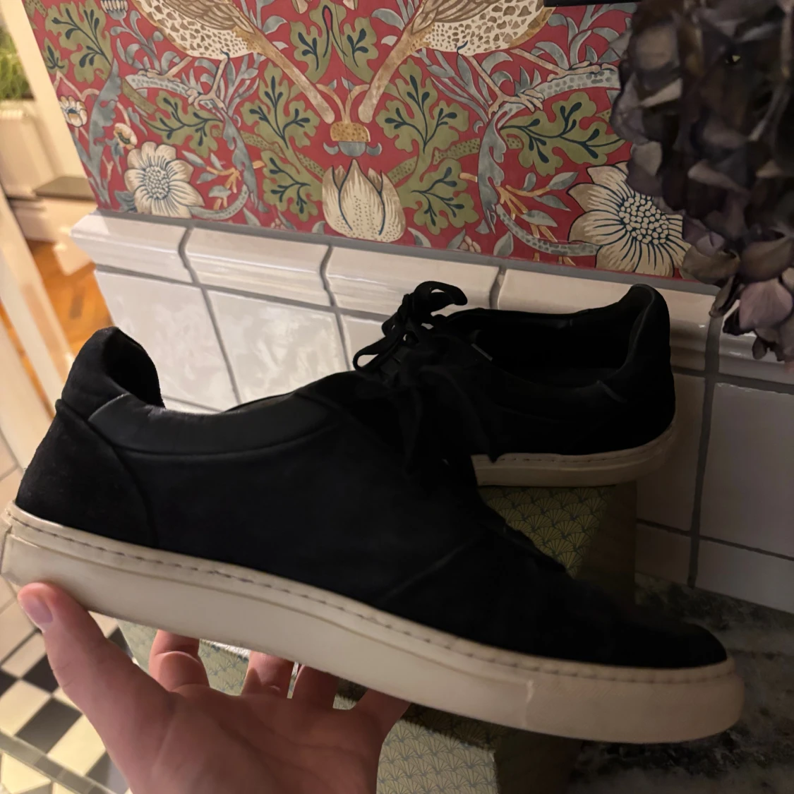Svarta Filippa K sneakers i mocka och skinn - 1