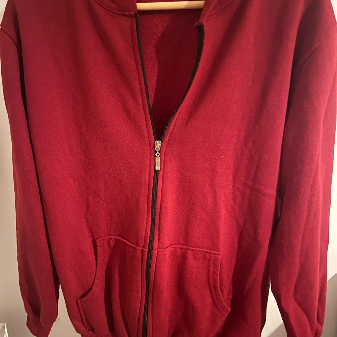 Röd hoodieLux's Brand