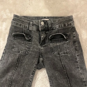 Lågmidjade jeans - Säljer dessa fina lågmidjade bootcut jeans, är lite slitna nere som syns på bild 2, allt tvättas innan de skickas