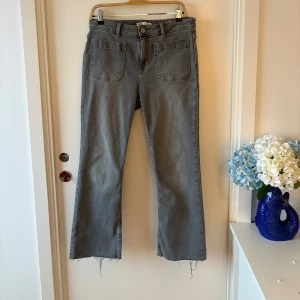 Grå jeans med rå kant från Zara - Endast använd en gång. I short modell, så passar dig som är 165cm och kortare 