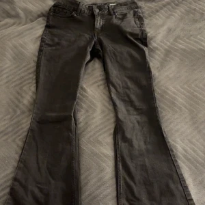 Svarta bootcut jeans - Säljer ett par svarta jeans i storlek S från Vero Moda med bootcut passform och låg midja💕
