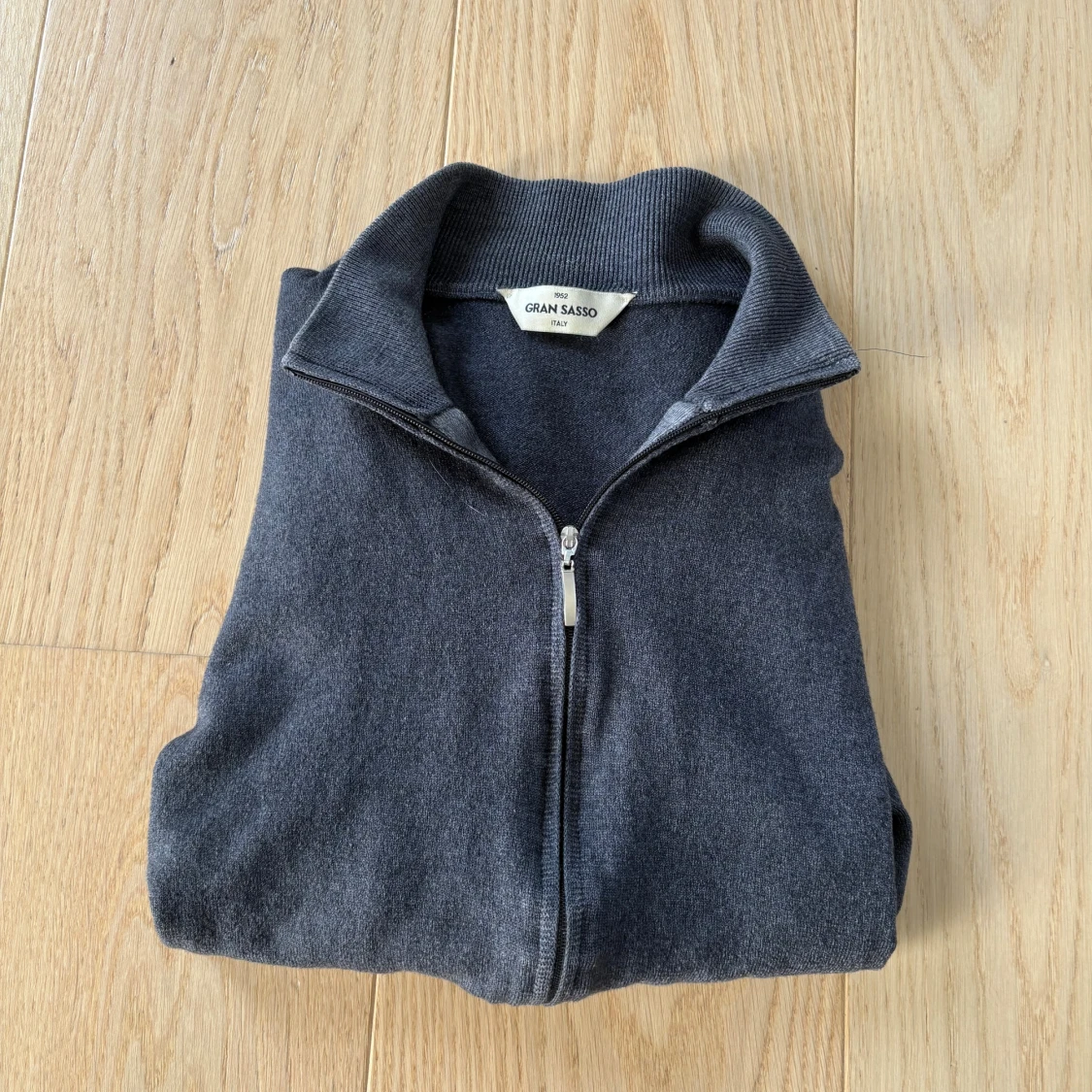 Mörkgrå kofta från Gran Sasso