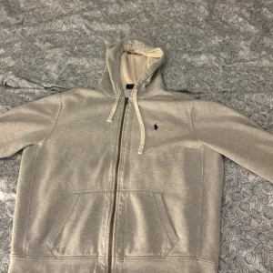 Polo Ralph Lauren zip hoodie - Tja säljer då en polo Ralph lauren då den är för stor för mig. Riktigt bra skick. Skriv om ni är intresserade fraktas samma dag då den blir köpt 