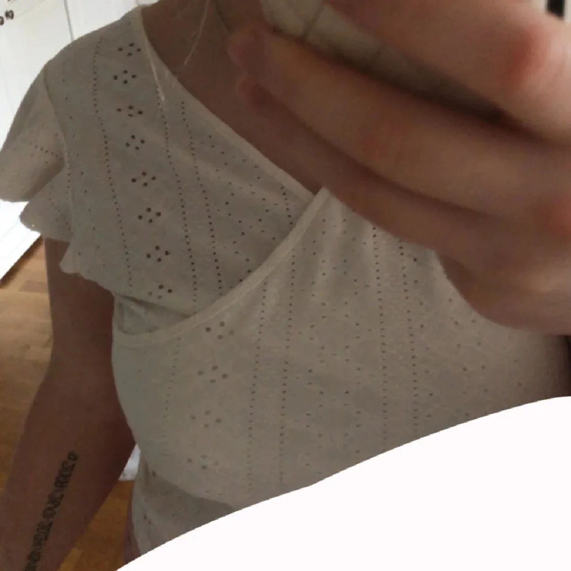 Vit  blus/topp med spetsmönster - 1