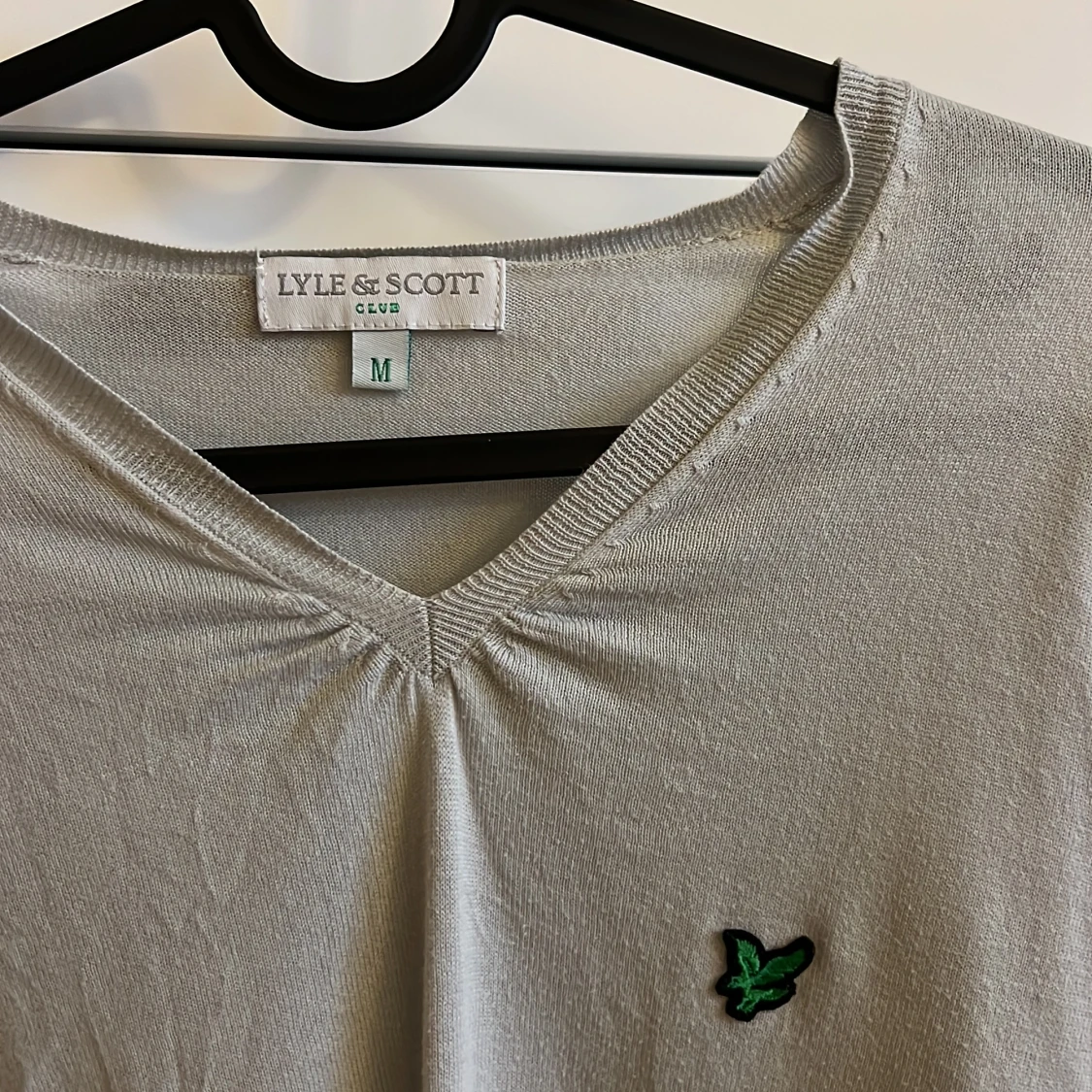 Ljusgrå v-ringad tröja - 1