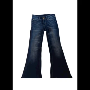 Cheap monday jeans - Jättesnygga flare lågmidjade jeans från cheap monday! Storlek 27/32 och passar mig som är 170 cm! Säljer då jag inte använder de så mycket som de förtjänar💙skriv för mått, nypris 399 o endast använda några gånger. De enda defekterna är att sömmer längst ner gått upp lite pga att de är lite långa