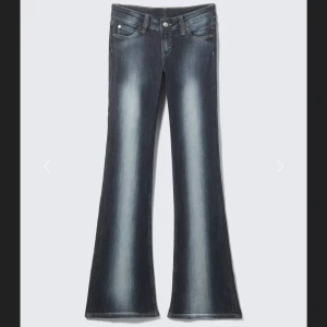 kvarg jeans - säljer dessa jeans som använts ca 3-4 gånger p köptes för mindre än 3 veckor sedan (jag skriver detta den 2 oktober) då dom är lite för stora i midjan. har små små defekter längst ner vid benet så jag råkat gå på dom men det är inget som syns💕💕
