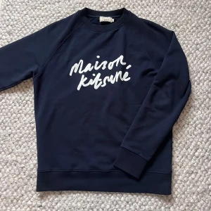 Maison Kitsuné marinblå sweatshirt🙌🤩 - Snygg marinblå sweatshirt från Maison Kitsuné med vit logotyp på bröstet i storlek S🤩