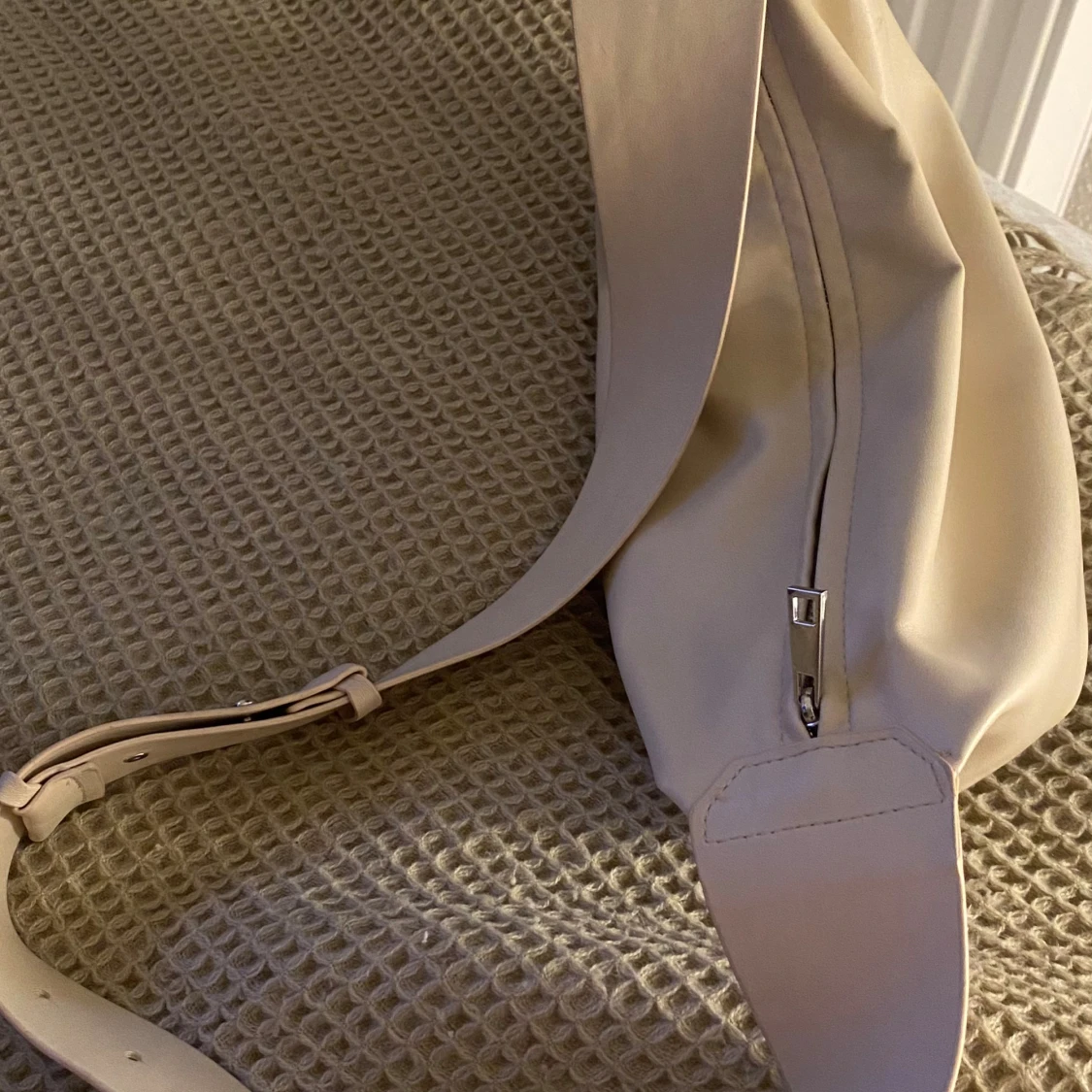 Beige axelväska  med dragkedja