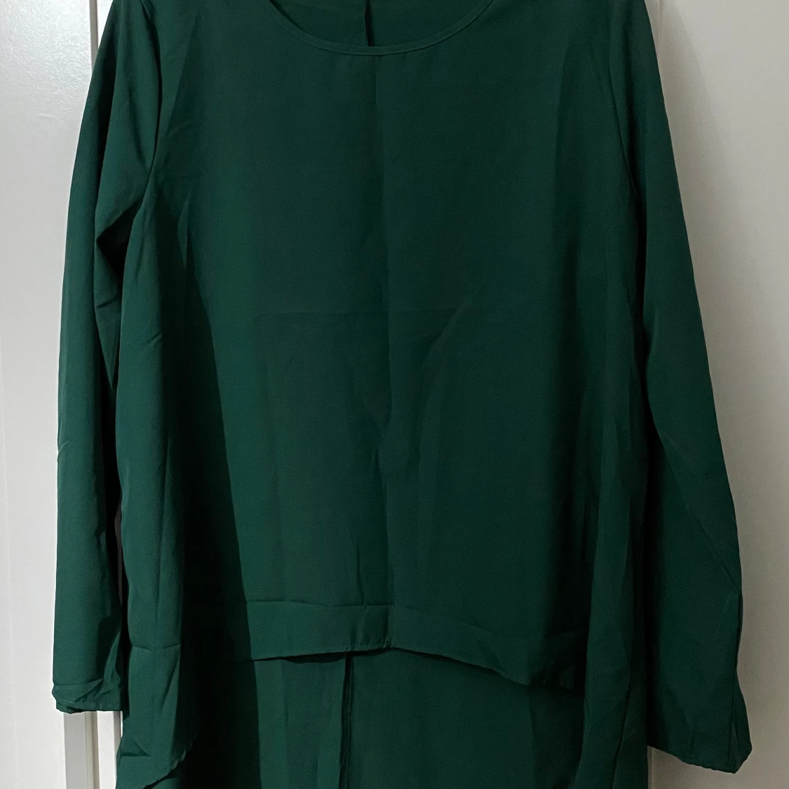 Grön långklänning med blommigt mönster - 2