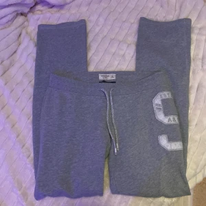 Abercrombie & Fitch byxor - Abercrombie & Fitch byxor med lite utsvängning, storlek S. Priset diskuteras ❣️