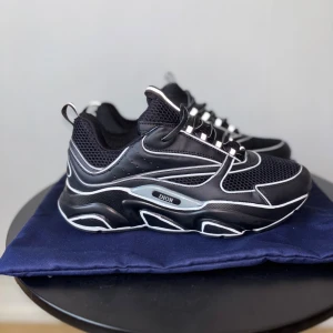 CD B22 - Helt nya CD B22or är i storlek 43. Kommer med dustbag och alla möjliga tillbehörigheter som syns på bilden. Är i helt ny skick aldrig använt förut.