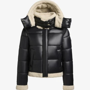 Svart pufferjacka från khujo - Snygg svart pufferjacka från khujo med glansig finish, beige teddyfoder och detaljer som hög krage med spänne och stor huva. 