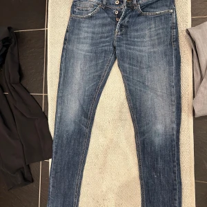 Dondup jeans George  - Storlek fattas men sitter som 31,32. Fint skick väldigt snygg tvätt.