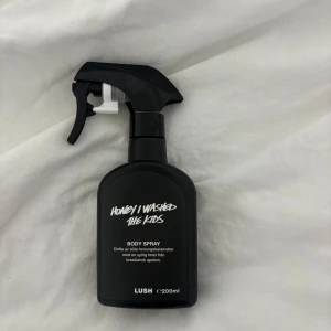 Lush Honey I Washed The Kids spray - Body spray med doft av söta honungskarameller och apelsin. Volym: 200 ml. Perfekt för dig som vill sticka ut med en unik och fräsch doft.  Nypris: 360 kr❤️❤️ Skriv till mig privat för mer info!!