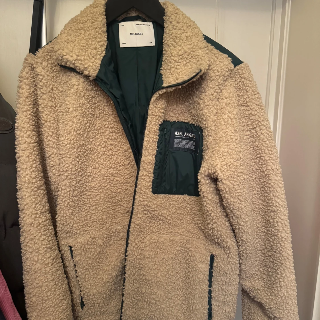 Beige teddyjacka Axel Arigato