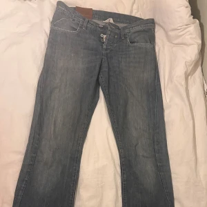 Lee ljusblå bootcut/raka  jeans - Snygga ljusblå jeans från Lee med  bootcut-ben men ändå ganska raka i modellen även det. Finns tecken på användning men fortfarande väldigt fina. Om du har frågor är det bara att ställa dem. Passar perfekt för dig som är lång/har långa ben. Storlek W30 L36