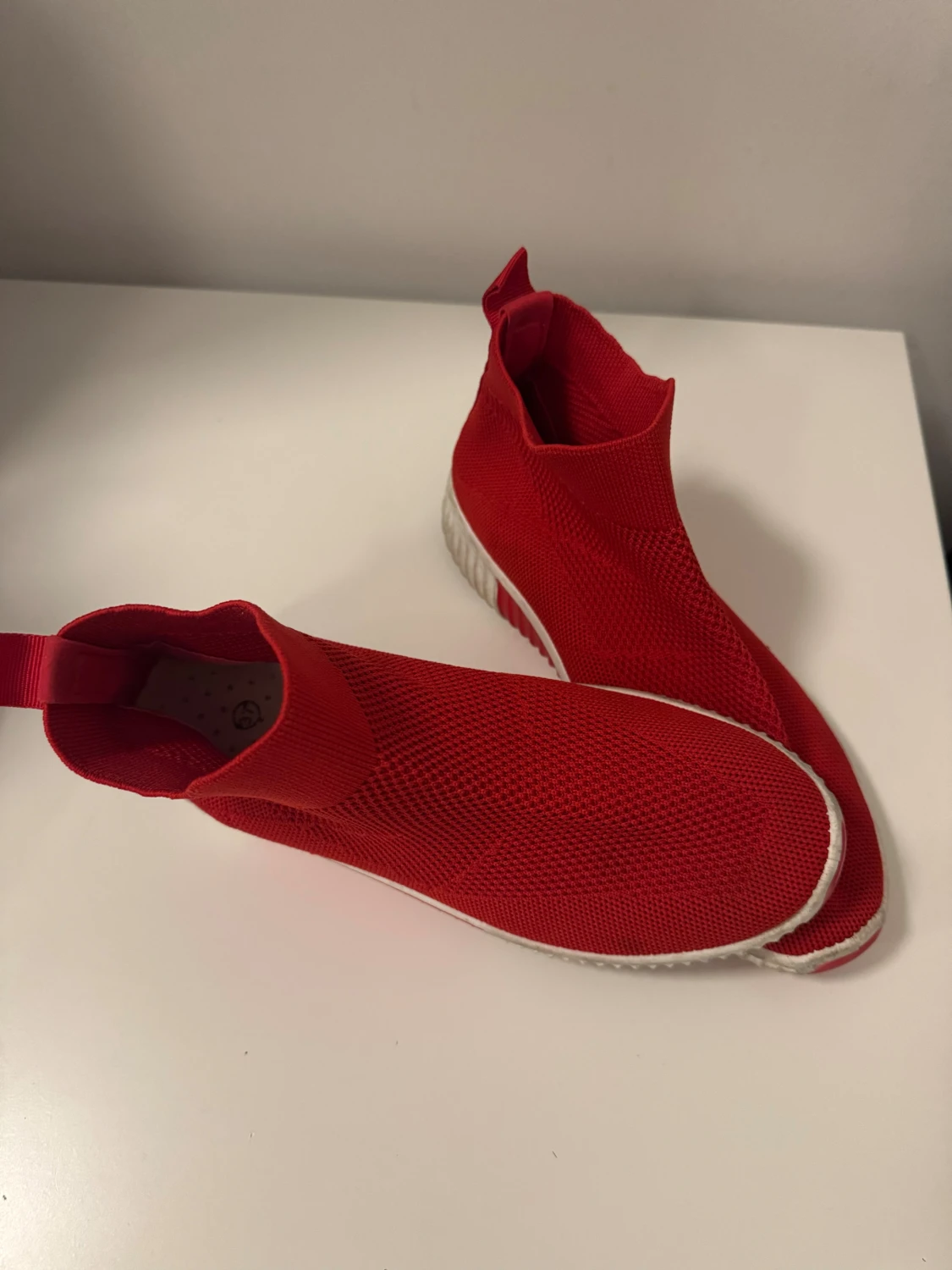 Röda stickade sneakers med vit sula - 1