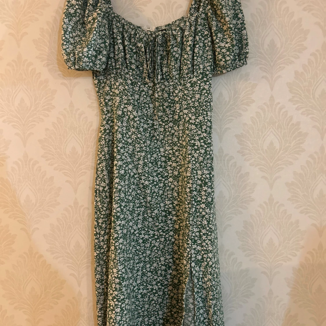 Grön blommig långklänning