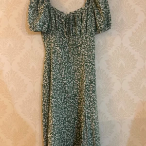Grön blommig långklänning - Supersöt grön långklänning minns inte var jag beställde den men tror nypris kan va 500kr men säljer för 160kr säljer den för den var lite för lös men aldrig använd storlek xs  