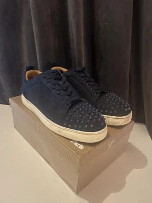 Christian loubitions  - Skick: 7/10, mockan har liv kvar | 2 nitar på vänster skorn och 1 på höger har ramlat av | Allt og ingår, så 3 extra nitar ingår som man kan sätta på | priset kan diskuteras vid en snabb affär /Mvh Nitro 🫡