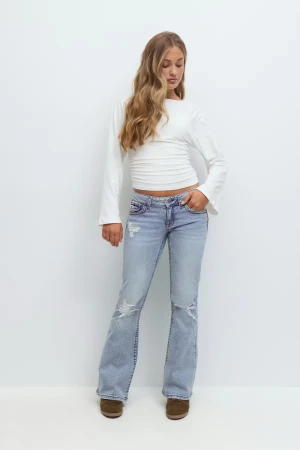 Bootcut ljusblå jeans med slitningar - Snygga ljusblå bootcut jeans med slitningar på låren och knäna. Passar till allt och sitter väldigt bra. Innerbenslängd är ca 79cm och midjemått är 41cm. Jag själv är 174 och de är perfekt längd! 
