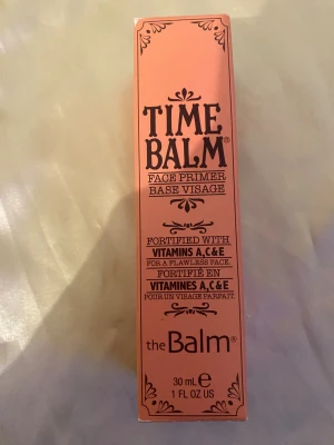 Time Balm Face Primer från theBalm - Time Balm Face Primer från theBalm, 30 ml. Kommer i en peachfärgad förpackning med svart text. Primern är berikad med vitaminer A, C och E, allantoin och bioflavonoider. Perfekt för att få en mjukare hud och jämnare hudton innan sminket.