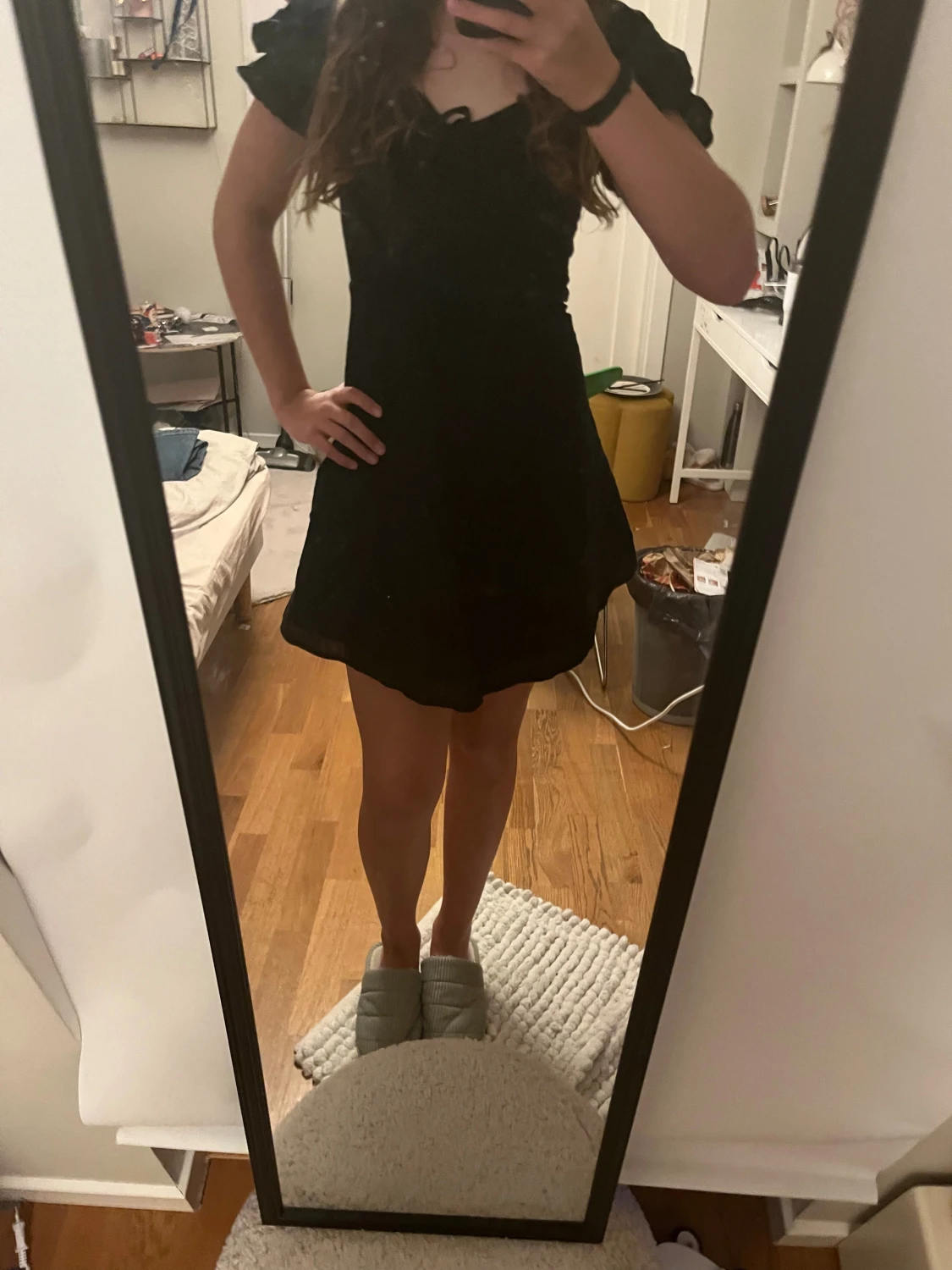 Svart kort klänning med puffärm