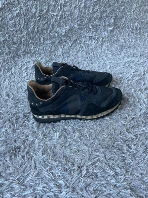 Valentino Rockrunner - Säljer ett par sköna Rockrunners perfekt till vintern! | De är i fint skick förekommer något tecken på användning som kan ses på bilderna inget som syns direkt eller påverkan använding! | Storlek 40. | Ställ gärna frågor innan du köper!