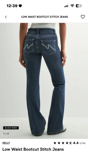 Blå bootcut jeans från Nelly - Snygga blå jeans från Nelly med låg midja och bootcut-ben. Jeansen har klassisk femficksdesign