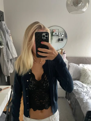 mörkblå kofta med knappar - finstickad kofta från lindex