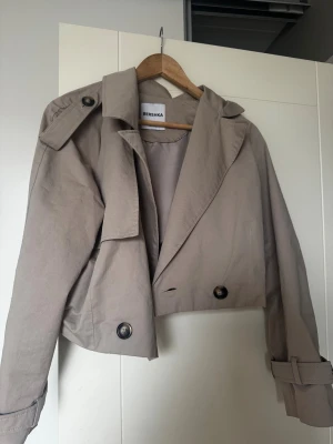 beige trenchcoat  - beige trenchcoat från bershka (använt 1 gång) storlek xs