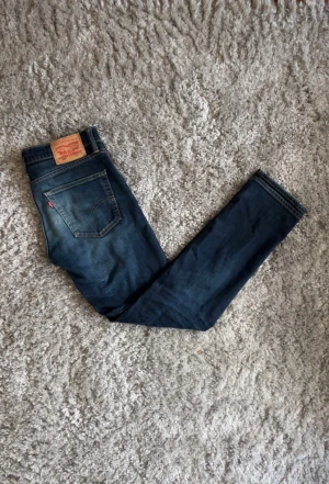 Levis 31/32 - Ett par schyssta Levi’s 511 W31 L32! Jeansen har behandlats av Lavatojeans med slitningar och tvätt. Hör av er vid minsta fundering eller fråga;)